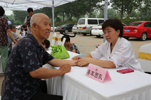 北京中醫(yī)藥大學(xué)東直門醫(yī)院晏軍領(lǐng)軍團(tuán)隊正在為居民義診