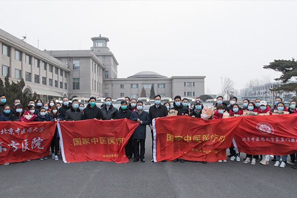 各級(jí)領(lǐng)導(dǎo)來到首都機(jī)場(chǎng)為醫(yī)療隊(duì)送行